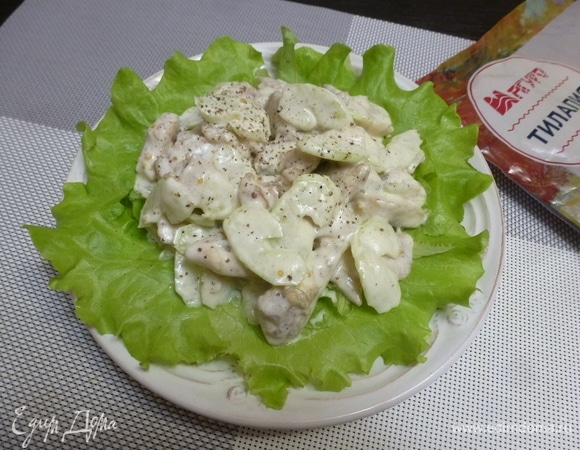 Пока нарезать салат айсберг, зеленый салат нарвать кусочками. Подойдет любой салатный микс, рукола, шпинат или листья пекинской капусты. На тарелку выкладываем салатный микс, а сверху — рыбный салат.