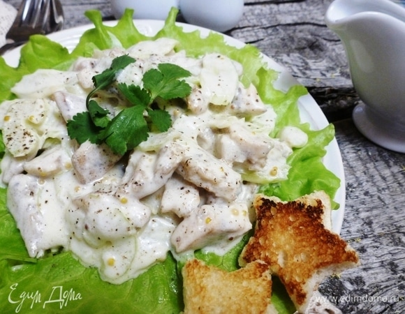 Подаем на стол и наслаждаемся. Салат сытный, легкий, прекрасно подойдет на ужин. Приятного аппетита!