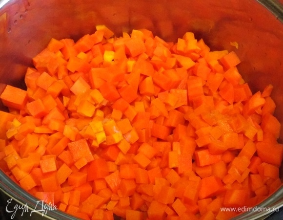 Все ингредиенты почистить. Нарезать кусочками. В кастрюлю налить воды. Засыпать морковь. Варить под крышкой 10 минут. Добавить тыкву. Варить еще 10 минут.