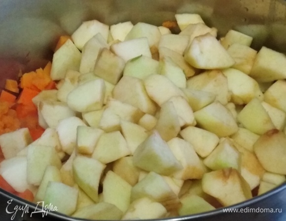 Добавляем яблоки. Варим еще 10 минут.