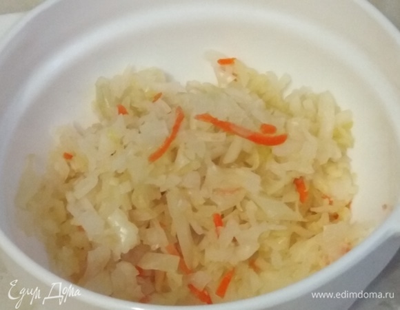 Капусту отжать, мелко нарезать.
