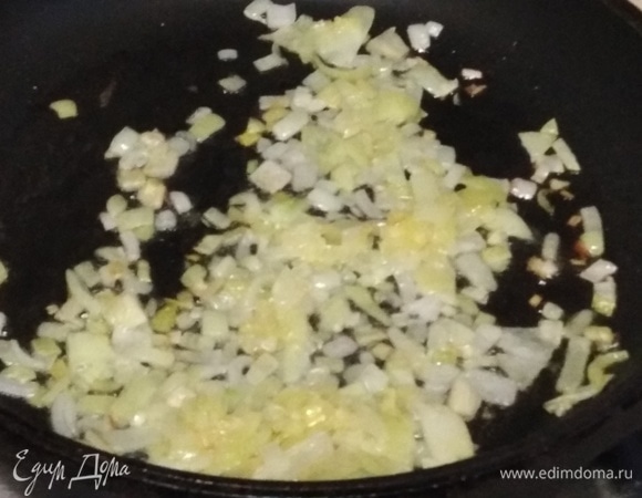 Лук обжарить на растительном масле.