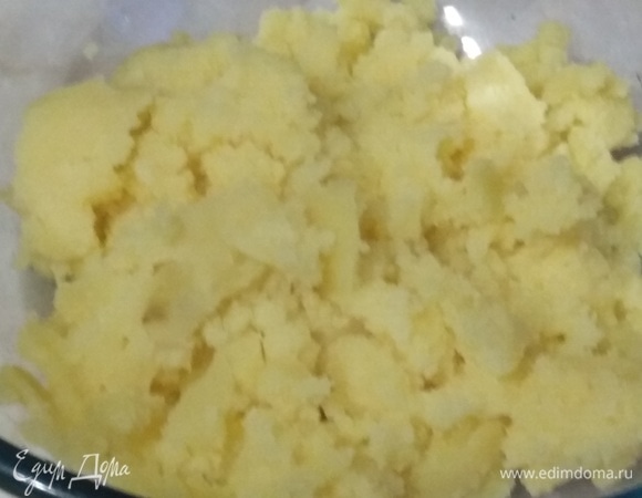 Картофель почистить. Отварить в подсоленной воде. Слить воду. Помять.