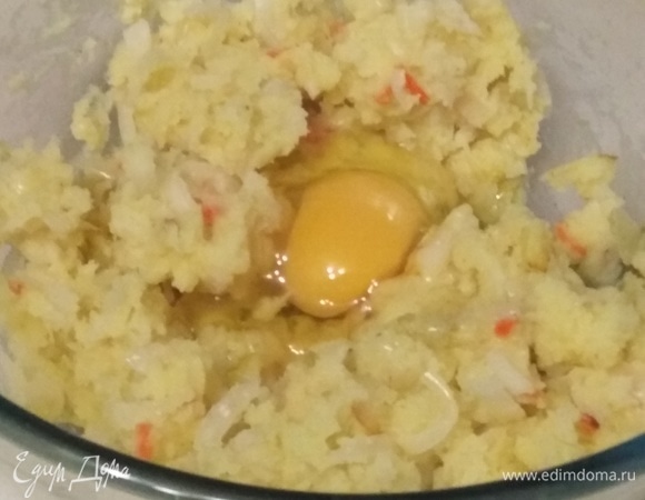 Вбить яйцо. Перемешать до однородности.