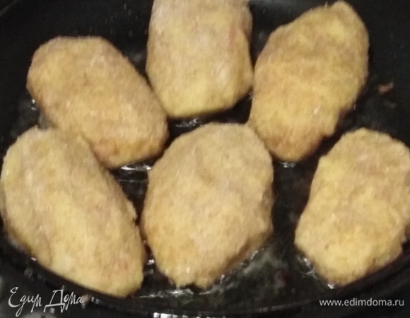Сформировать котлеты. Обвалять в сухарях. Выложить на разогретую сковороду с растительным маслом.