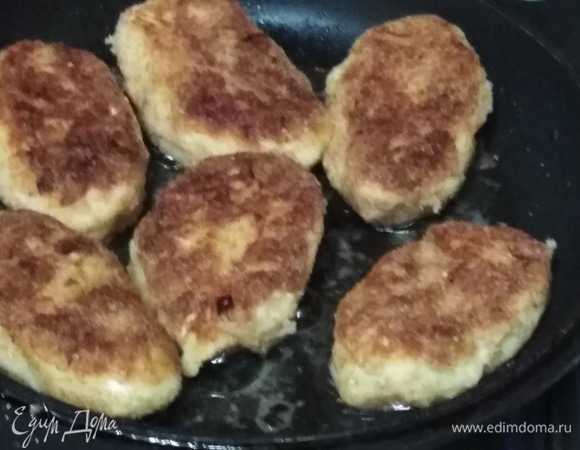 Обжарить с двух сторон. Подавать с соусом, сметаной, овощами и т. д. Приятного аппетита!