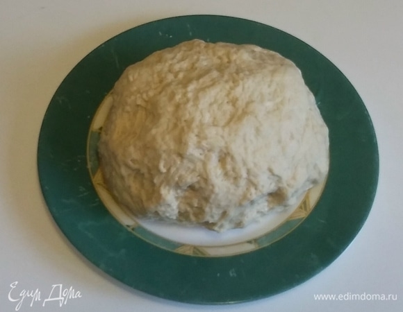 Кладем тесто в холодильник на 30 минут, после чего достаем его. Можно начинать готовить из него пельмени. Приятного аппетита!