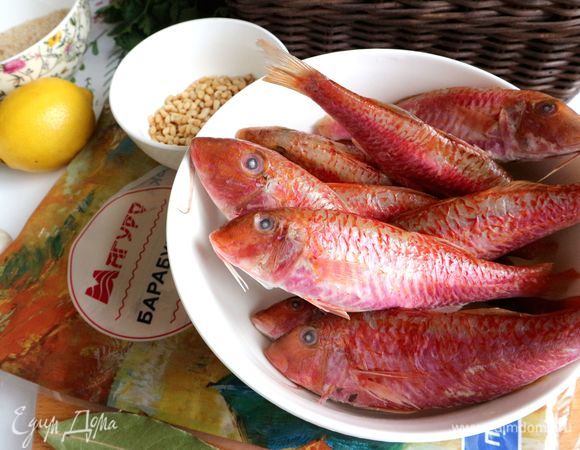 Очистить рыбу от чешуи, выпотрошить, срезать плавники, хорошо промыть, обсушить.