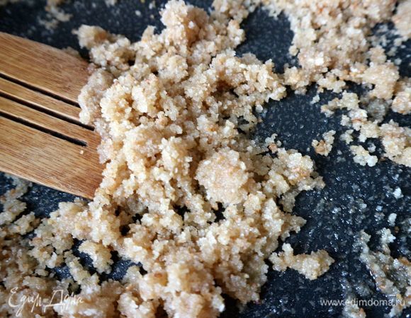 Приготовить начинку. Сухари смешать с 2 ст. л. оливкового масла, обжарить на сковороде на небольшом огне. Снять сковороду с огня.