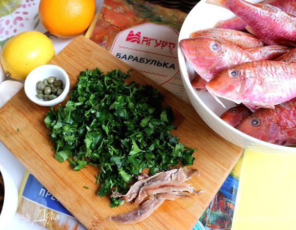 Зелень петрушки измельчить, анчоусы нарезать на кусочки.