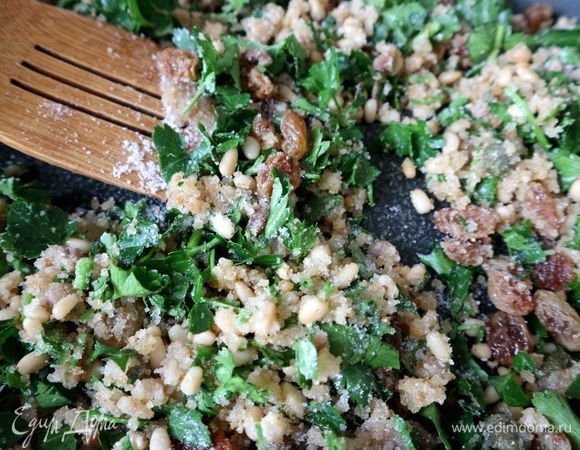 К сухарям добавить изюм, кедровые орехи, которые предварительно можно слегка обжарить, каперсы, анчоусы, петрушку, соль, сахарный песок, белый перец.