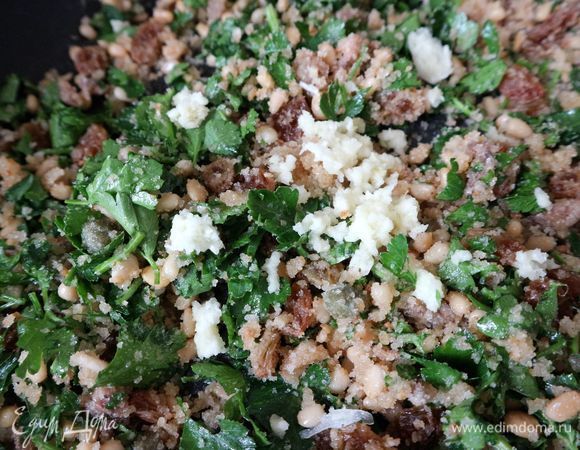 Чеснок почистить, пропустить через пресс, добавить к начинке, перемешать.