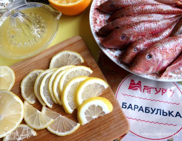 Лимон нарезать на тонкие полукольца. Из половинки апельсина выдавить сок. Другую половинку апельсина нарезать на тонкие полукольца.