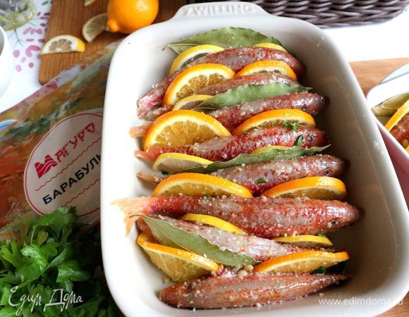 Положить начинку в брюшко рыбы. Приготовить соус из апельсинового сока, оливкового масла (3 ст. л.) и соли (3 щепотки). Смазать рыбу частью соуса, другую часть соуса оставить для готовой рыбы. Жаропрочную форму смазать оливковым маслом, положить рыбу, чередуя с тонкими полукольцами лимона и апельсина, положить между рыбой несколько листиков лаврового листа. Поперчить, я использую белый перец.
