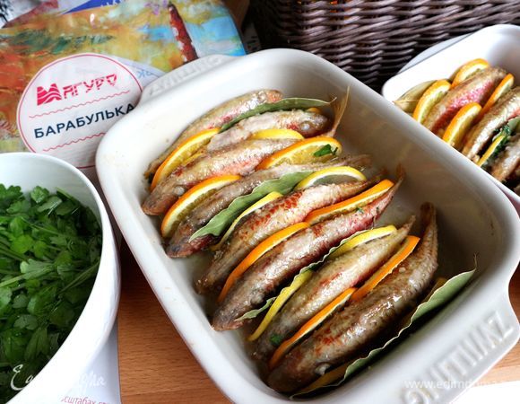 Отправить в духовку на 30 минут. Во время запекания полить 2–3 раза оставшимся оливковым маслом.