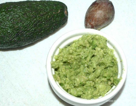 Авокадо освободить от косточки. Мякоть выложить на тарелку, добавить 1 ч. л. растительного масла, 1 щепотку соли и молотый перец по вкусу. Размять вилкой.