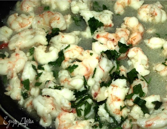 Добавить вино и дать закипеть. Добавить креветки аргентинские ТМ «Магуро» и готовить 3–4 минуты с закрытой крышкой. Добавить 1 щепотку соли и молотый перец по вкусу. Петрушку мелко порубить. Снять с огня и добавить петрушку.