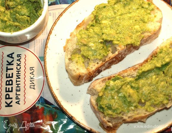 Чиабатту подсушить на сухой сковороде. Каждый кусок намазать пастой из авокадо.