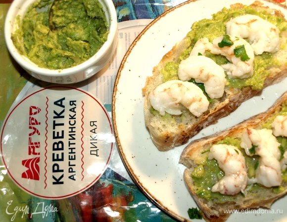 Выложить на авокадо креветки и полить немного соусом, который образовался во время их приготовления.