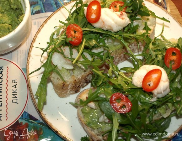 Сверху на креветки выкладываем руколу. На руколу выкладываем немного креветок. Оставшийся красный острый перец режем кружочками и выкладываем сверху.