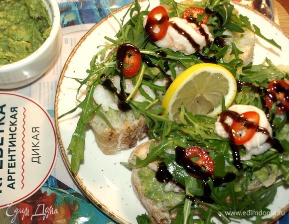 Поливаем соком лимона и бальзамическим кремом. Подаем с лимоном.