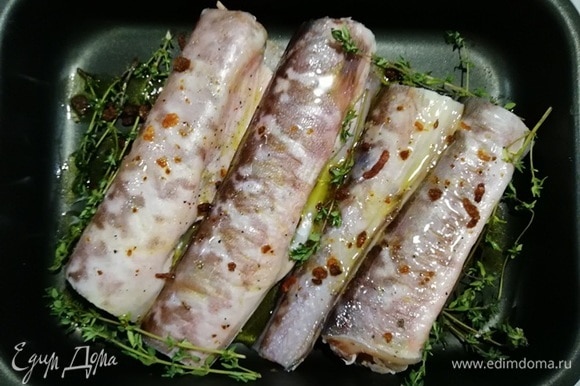 Укладываем рыбу в противень, солим, перчим, посыпаем сушеными острыми креветками, поливаем оливковым маслом. Вокруг рыбы раскладываем тимьян. Запекаем в течение 15 минут при 200°C.