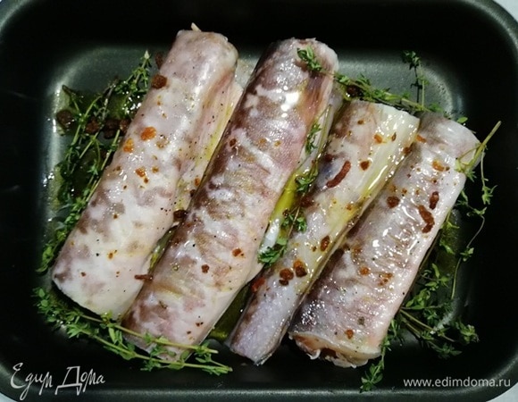 Укладываем рыбу в противень, солим, перчим, посыпаем сушеными острыми креветками, поливаем оливковым маслом. Вокруг рыбы раскладываем тимьян. Запекаем в течение 15 минут при 200°C.