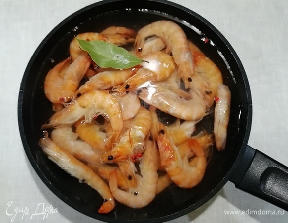 Заливаем холодной водой и варим 2–3 минуты после закипания.