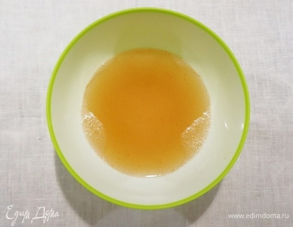 Сливаем воду, в которой варились креветки. Разводим в ней желатин.