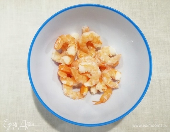 Креветки очищаем от панциря и кишечной вены.