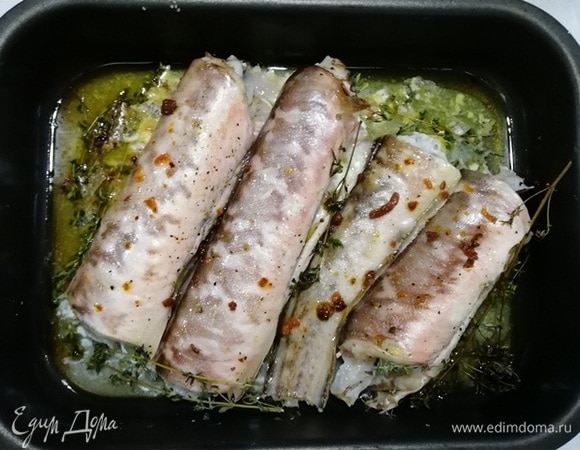 Вынимаем готовую креветочную рыбу из духовки, немного остужаем.