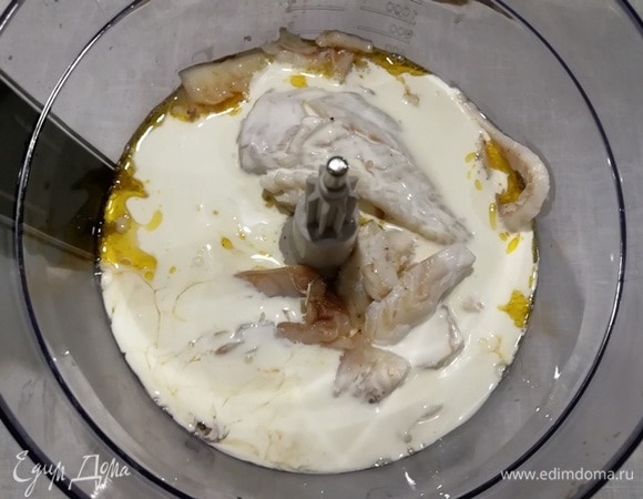 Вливаем сливки и измельчаем до практически однородного состояния.