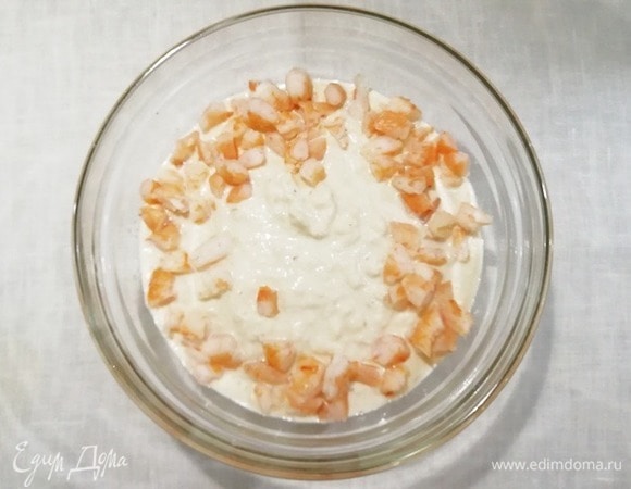 К измельченной рыбе добавляем нарезанные креветки и перемешиваем.