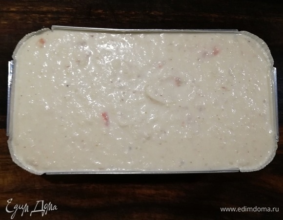 Перекладываем массу в форму и убираем в холодильник на 1 час.