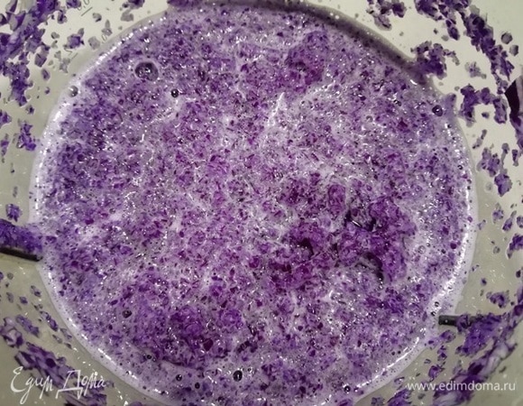 Измельчаем капусту в кухонном комбайне с добавлением воды.