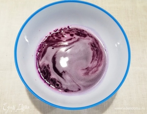 Процеживаем сок от капусты. Немного подогреваем, солим, добавляем сок лимона (для более яркого цвета) и разводим в этой жидкости желатин.