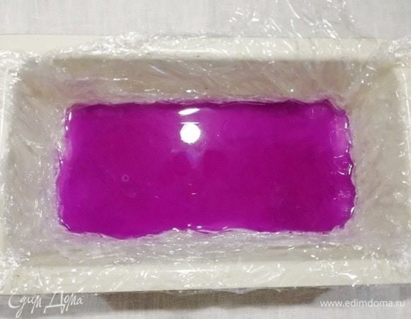 Застилаем форму пищевой пленкой, выливаем немного капустного сока на дно. Убираем в холодильник на 15 минут.