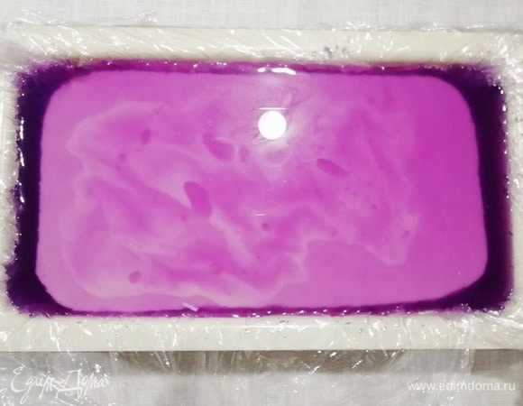 Заливаем оставшимся соком. Оставляем в холодильнике до полного застывания.