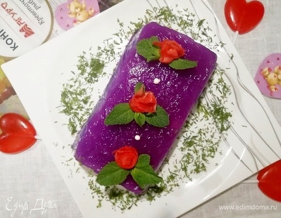 Застывшее парфе аккуратно вынимаем из формы. Перекладываем на блюдо и украшаем по желанию.