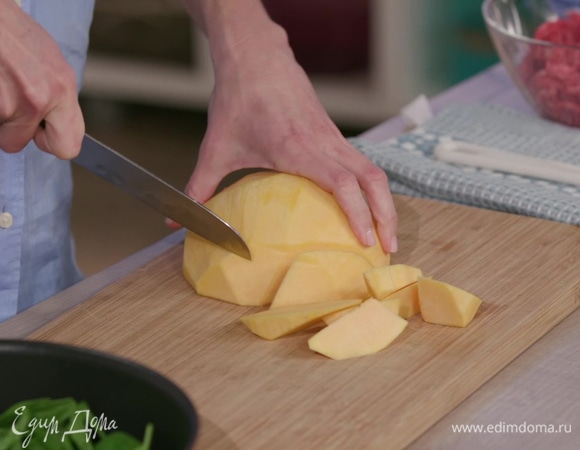 Тыкву почистить и нарезать небольшими кусками.