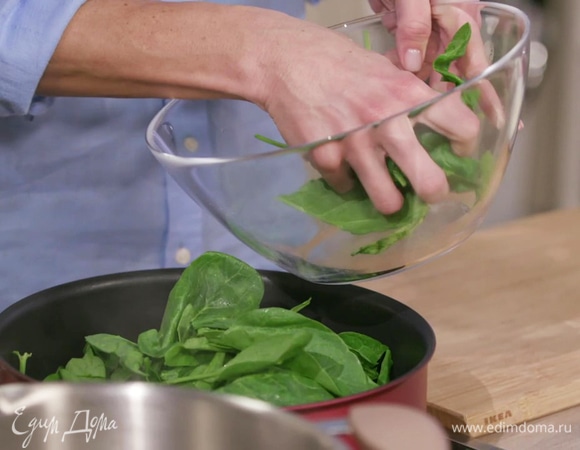 Разогреть в сотейнике 1–2 ст. ложки сливочного масла и припустить шпинат.
