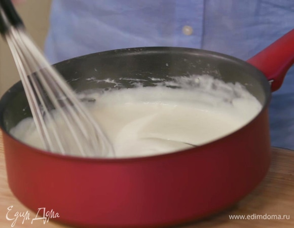 Приготовить соус бешамель: разогреть в сотейнике 1 ст. ложку сливочного масла, всыпать муку и, помешивая, заварить ее, затем, непрерывно перемешивая венчиком, небольшими порциями влить молоко, в конце всыпать мускатный орех, все перемешать.