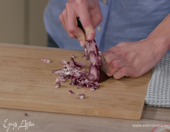 Красный лук и оставшийся зубчик чеснока почистить и мелко порубить.