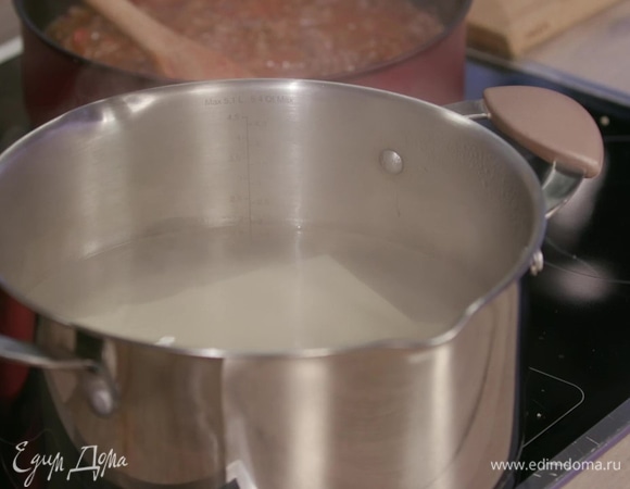 Листы теста для лазаньи отварить в подсоленной кипящей воде согласно инструкции на упаковке.