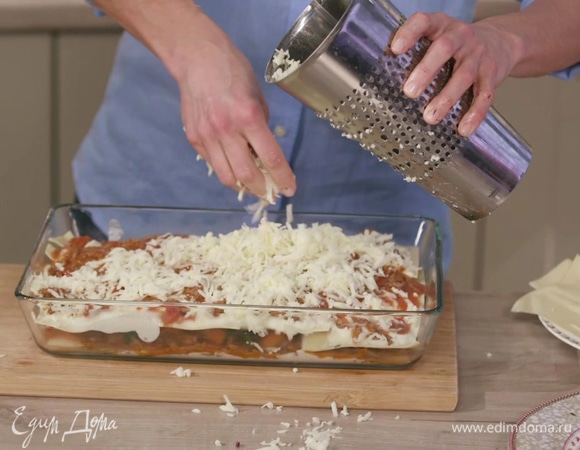 На дно прозрачной формы для запекания выложить немного соуса бешамель, несколько листов теста, затем опять бешамель, половину фарша, шпинат и запеченную тыкву, накрыть все оставшимся тестом, выложить еще один слой соуса, оставшийся фарш, все разровнять и посыпать натертой моцареллой.