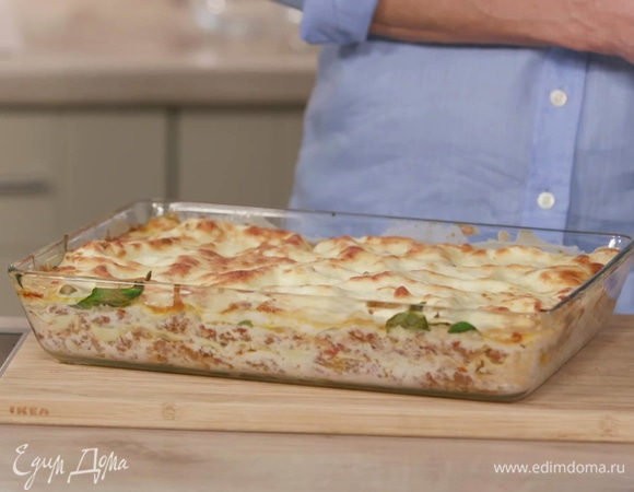 Понизить температуру в духовке до 180°С и выпекать лазанью 35–40 минут.