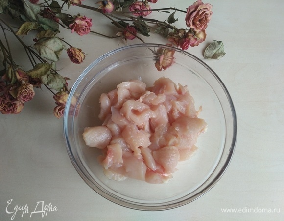 Режем куриную грудку на небольшие кусочки.