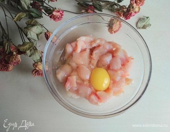 Добавляем яйцо.