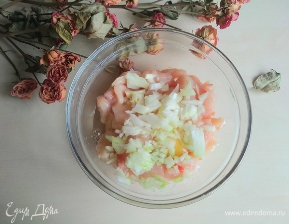 Добавляем лук к курице.
