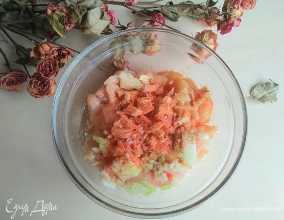 Любимые приправы и соль по вкусу. У меня паприка, перец и соль.